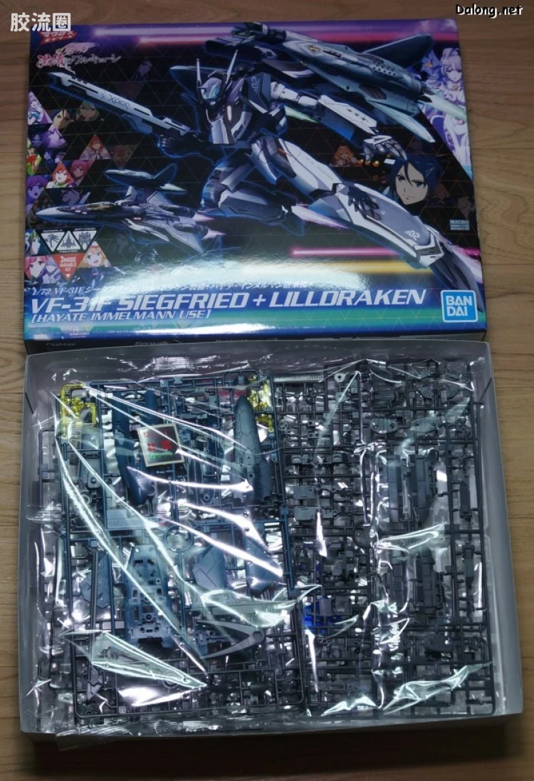 万代超时空要塞系列拼装模型 1比72 VF-31F 齐格飞/Lil Draken装备(疾风·因梅尔曼机) - 图片